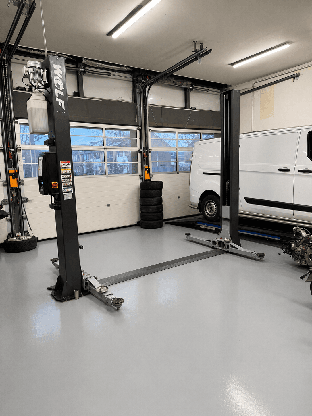 Werkplaats van AGV Autogarage Vianen met hefbrug